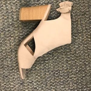 Tan heel with bow, size 8.5-9